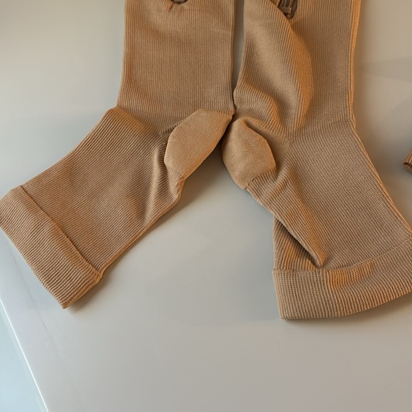 COMPRESSION SOCKS ~ NEW ~ w/zipper 2 pairs/toeless/knee highs - Picture 6 of 6